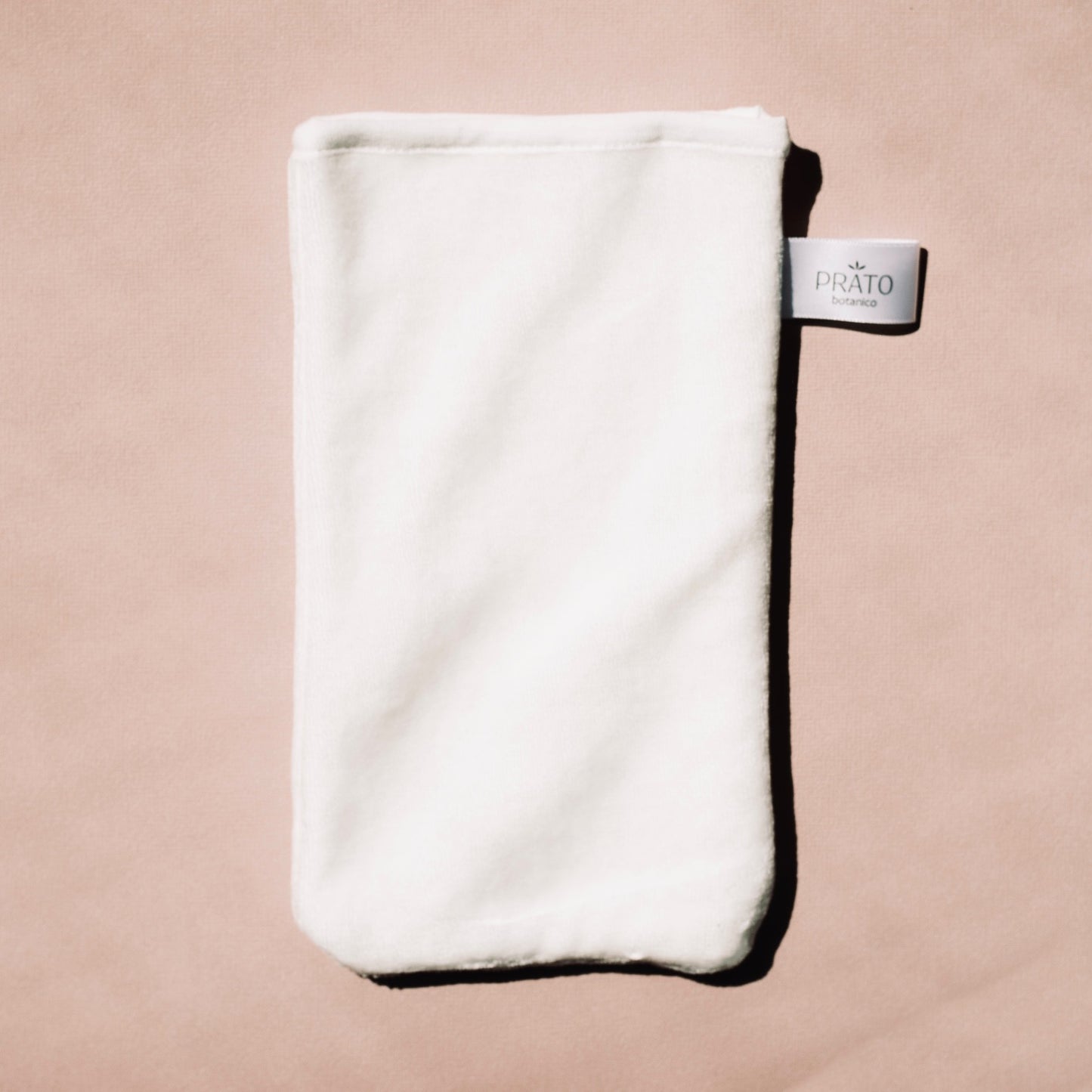 Prato Botanico Cleansing Glove on pink background