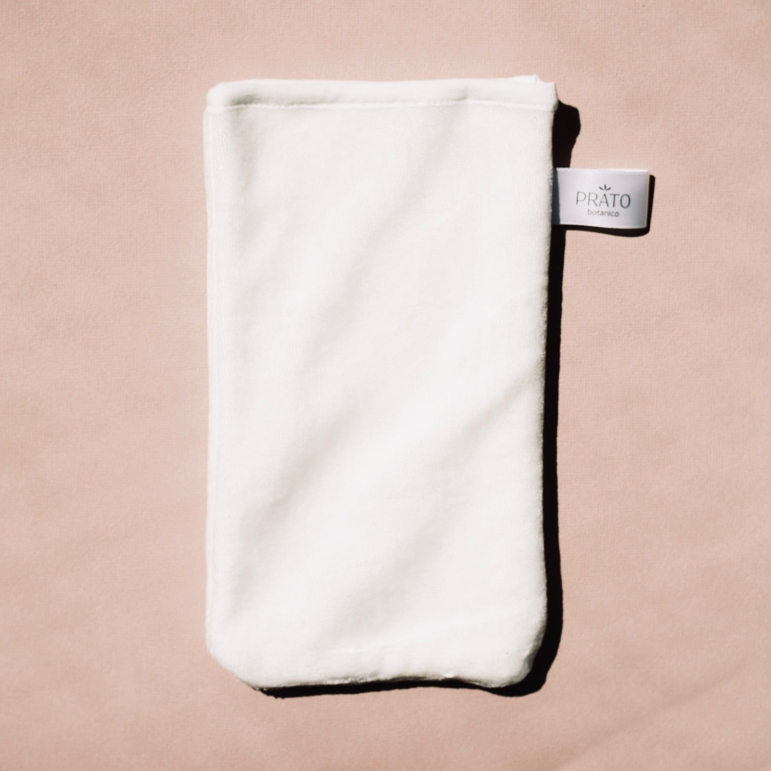 Prato Botanico Cleansing Glove on pink background